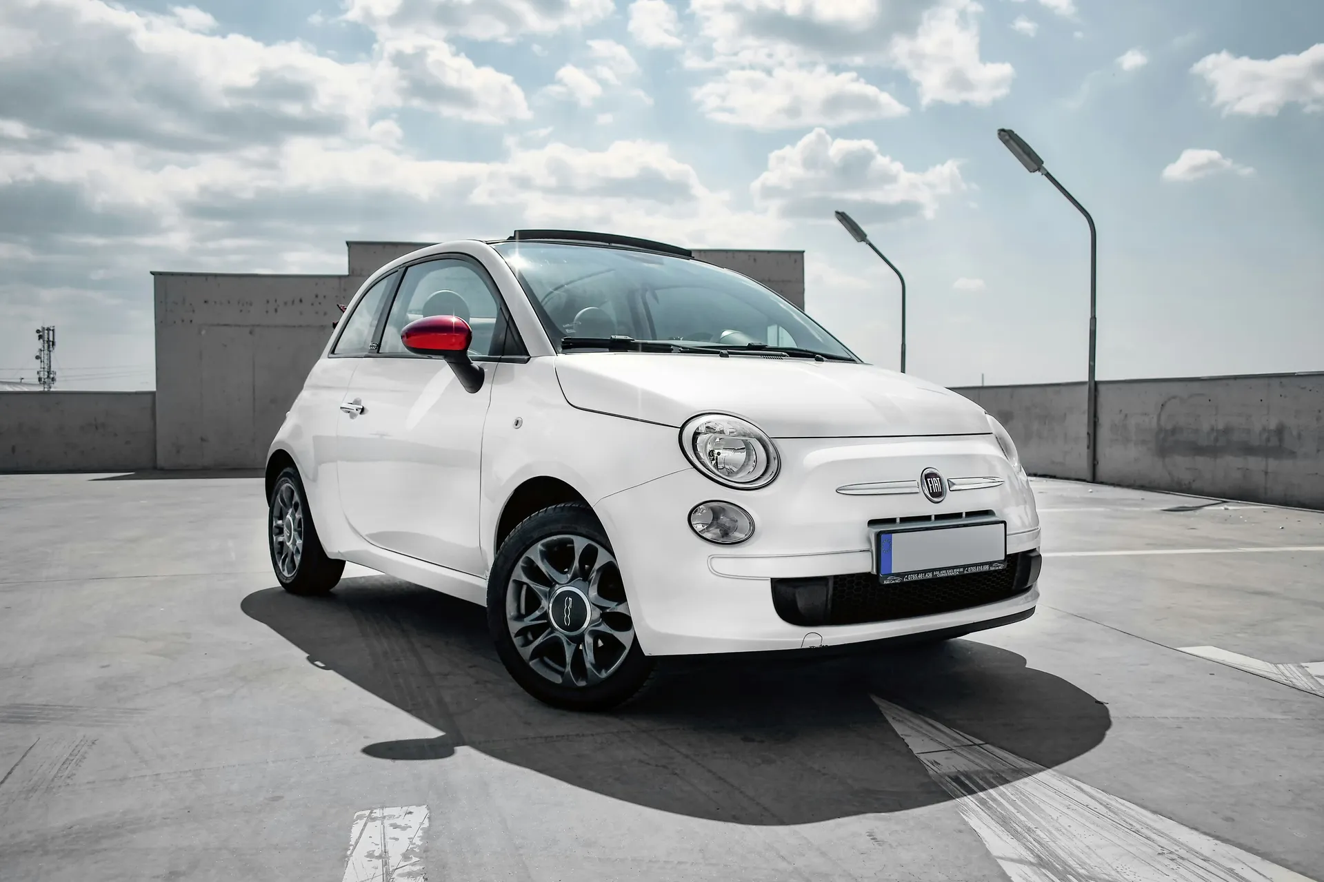 Model van een automerk in de hero van de website